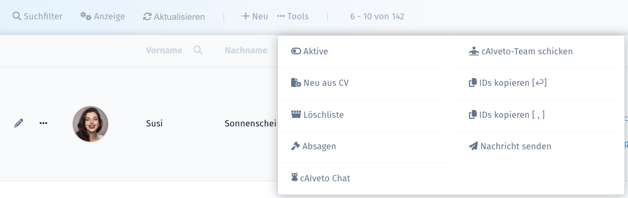 Tools-Menü der Bewerbertabelle mit den Einträgen „Absagen“ und „Nachricht senden“